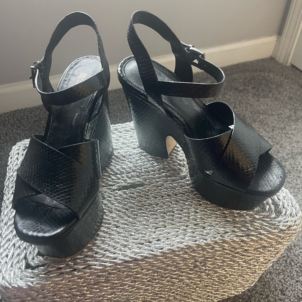 Fabulous MK Black Shiny embossed leather platform sandals with leather soles